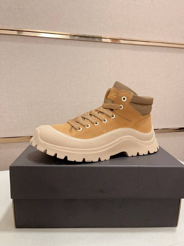 工厂价: 北美男鞋Ugg 秋冬新款高品质男鞋雪地靴特惠活动中，极寒天气克星！牛皮面，美利奴羊毛内里，原版大底，无论开车还是户外还是日常穿着，总有适合你的一款！