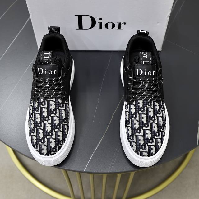 品牌：迪奥DIOR 标准码：38-44 45订做 等级：官网同款 材料：原版牛皮老花布面 舒适内里 轻便耐磨大底 款式类别：男士时尚休闲鞋 跑步 运动鞋 尊贵