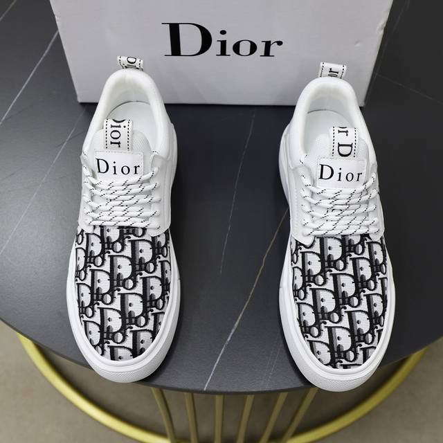 品牌：迪奥DIOR 标准码：38-44 45订做 等级：官网同款 材料：原版牛皮老花布面 舒适内里 轻便耐磨大底 款式类别：男士时尚休闲鞋 跑步 运动鞋 尊贵