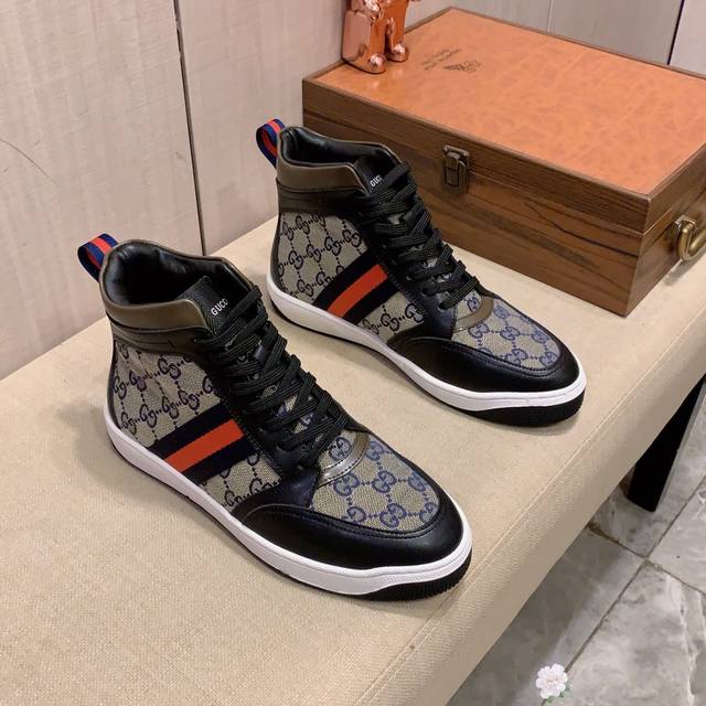 高帮新款: 厂价: 古奇Gucci* 最新爆款休闲鞋，顶端品牌奢侈～代购，顶级～质量。鞋面選用进口透气牛皮搭配材质透气羊皮垫脚 精细做工。原版个性时尚柔软橡膠耐