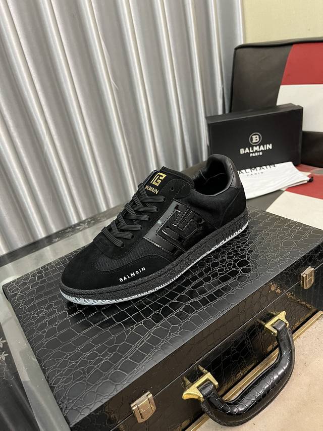 BALMAIN巴尔曼B-Skate运动鞋 B-Skate 多材质拼接撞色运动鞋 ，鞋面饰有黑色鞋带，皮革拼接鞋舌点缀 Balmain 徽标， TPU 鞋底饰有