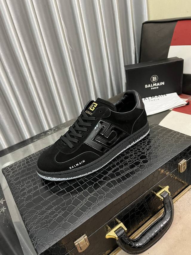 BALMAIN巴尔曼B-Skate运动鞋 B-Skate 多材质拼接撞色运动鞋 ，鞋面饰有黑色鞋带，皮革拼接鞋舌点缀 Balmain 徽标， TPU 鞋底饰有