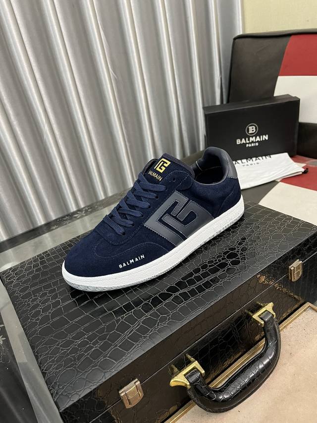 BALMAIN巴尔曼B-Skate运动鞋 B-Skate 多材质拼接撞色运动鞋 ，鞋面饰有黑色鞋带，皮革拼接鞋舌点缀 Balmain 徽标， TPU 鞋底饰有