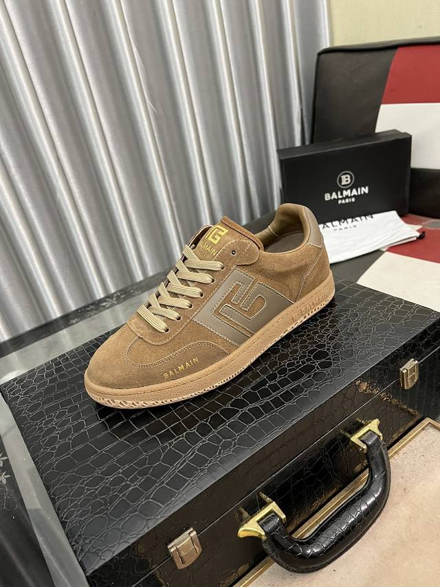 BALMAIN巴尔曼B-Skate运动鞋 B-Skate 多材质拼接撞色运动鞋 ，鞋面饰有黑色鞋带，皮革拼接鞋舌点缀 Balmain 徽标， TPU 鞋底饰有