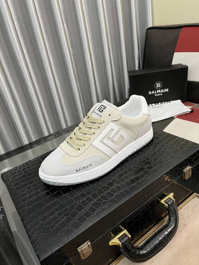 BALMAIN巴尔曼B-Skate运动鞋 B-Skate 多材质拼接撞色运动鞋 ，鞋面饰有黑色鞋带，皮革拼接鞋舌点缀 Balmain 徽标， TPU 鞋底饰有