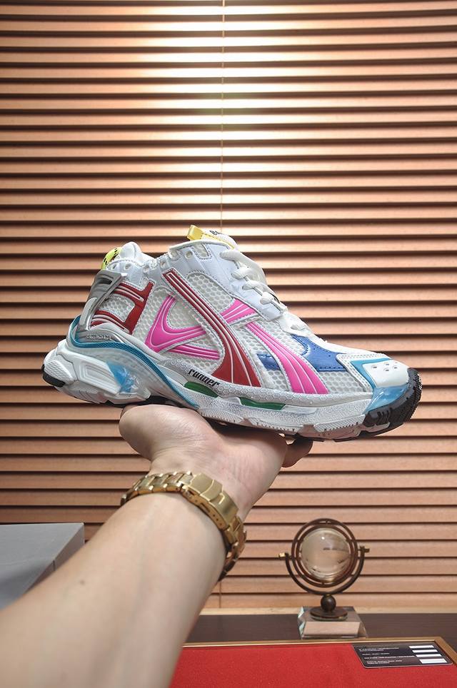 出厂价 顶级版本 Balenciaga 巴黎7.5 巴黎世家 最新配色潮流复古休闲鞋 通过溢胶、做旧、缝线等细节， 展示了设计师 Demna 的运动鞋风格， 用