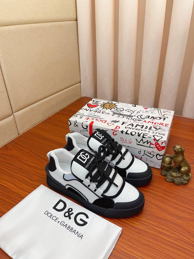 实价： DOLCE&GABBANA DG爆款官网原版1:1开模，原单品质做工精细，高端奢华原版牛皮鞋面，羊皮内里、原版橡胶耐磨防滑大底，穿着舒适、百搭款式，高街