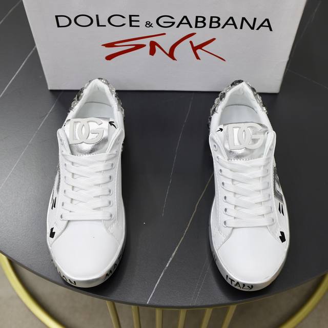 官网同步，情侣款DOLCE&GABBANA 杜嘉班纳 ～高品质. DG男鞋、原厂皮料 舒适透气内里 完美时尚工艺 内简约大气而不失雅致上脚舒适，可户外出行 轻