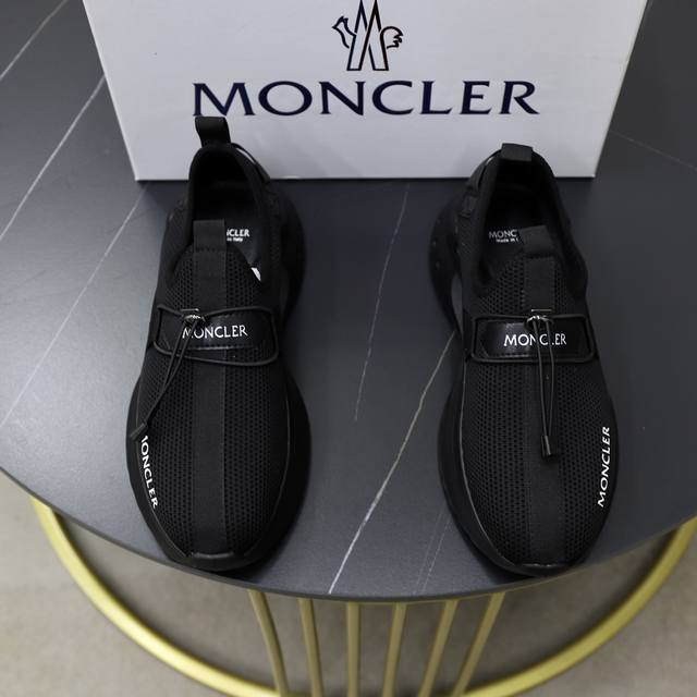 MONCLER 盟可睐 蒙口 -鞋面：品牌布匹拼接皮料车 -内里：舒适透气 -大底：原版轻便耐磨大底 -超高品控 做工精细：凸显 高端 贵气 档次 -Size