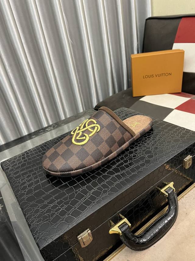 LOUIS VUITTON 官网爆款路易威登 LV男士拖鞋 专柜同步发售 ！ 意大利进口原版面料 原厂特供原版底 码数：38-44