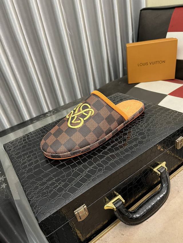 LOUIS VUITTON 官网爆款路易威登 LV男士拖鞋 专柜同步发售 ！ 意大利进口原版面料 原厂特供原版底 码数：38-44