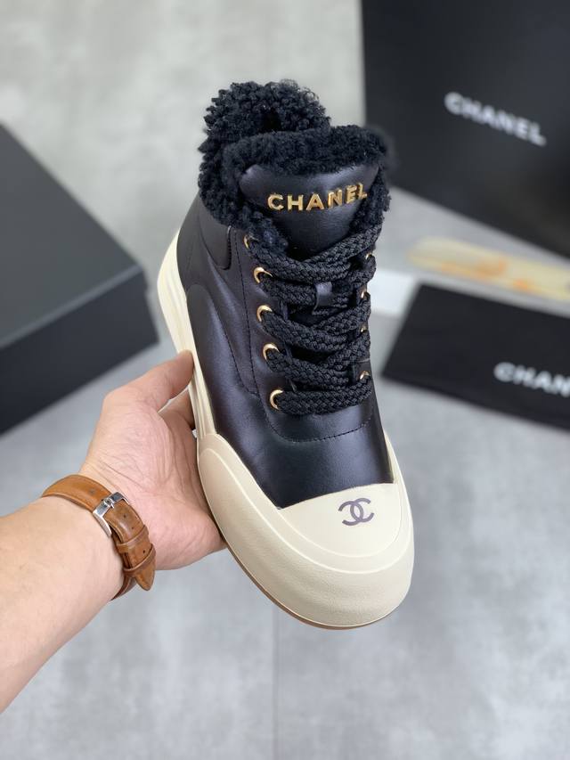 工厂价 实价 高品质 Chanel 24k 秋冬专柜新款马丁靴 天花板顶级品质 这款靴子真的是小个子福星，厚底5cma 更精致一点 菱格，显腿瘦，关键是上脚很舒