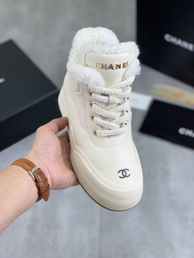 工厂价 实价 高品质 Chanel 24k 秋冬专柜新款马丁靴 天花板顶级品质 这款靴子真的是小个子福星，厚底5cma 更精致一点 菱格，显腿瘦，关键是上脚很舒