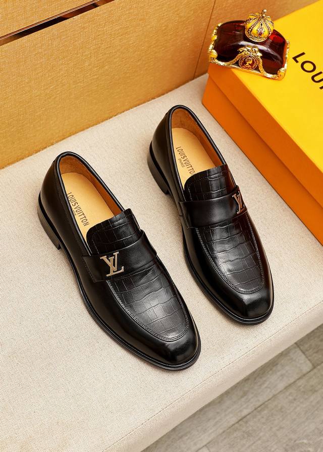 商品商标：LOUIS VUITTON 路易威登 休闲皮鞋 正码码数: 38-44 45.46订制 商品材料：精选 进口头层小牛皮压花鞋面+奢华五金扣，进口头层牛