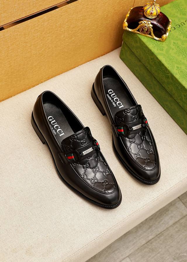 商品商标：GUCCI 古驰 休闲皮鞋 正码码数: 39-44 38.45.46订制 商品材料：精选 进口头层小牛皮压花鞋面+原版五金扣，进口羊皮内里。强烈立体视