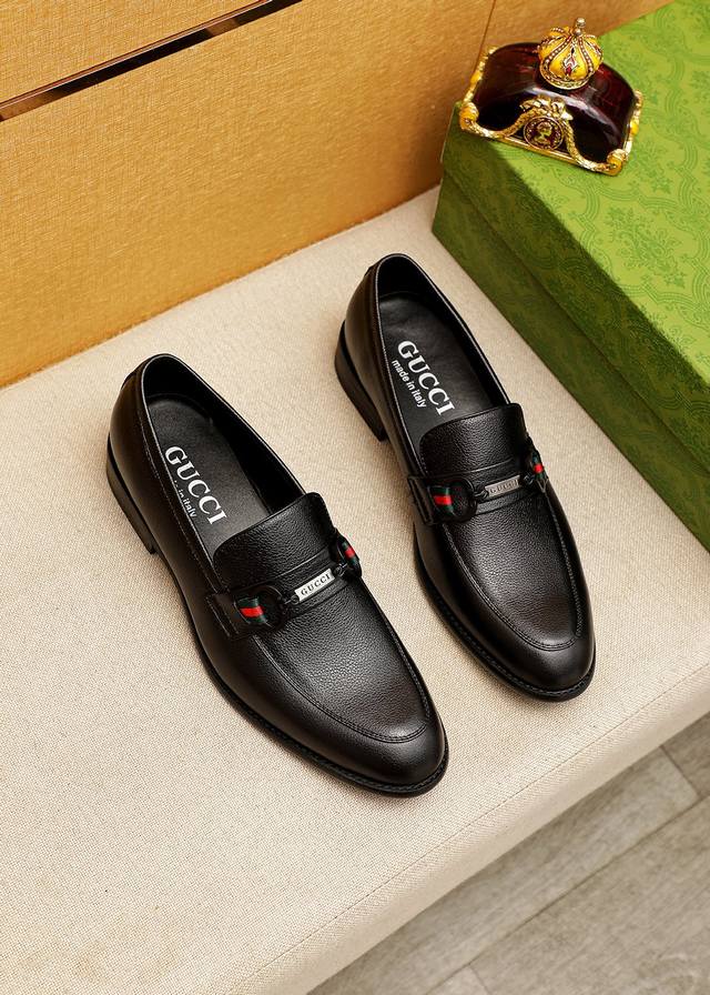 商品商标：GUCCI 古驰 休闲皮鞋 正码码数: 39-44 38.45.46订制 商品材料：精选 进口头层荔枝纹牛皮鞋面+原版五金扣，进口羊皮内里。强烈立体视