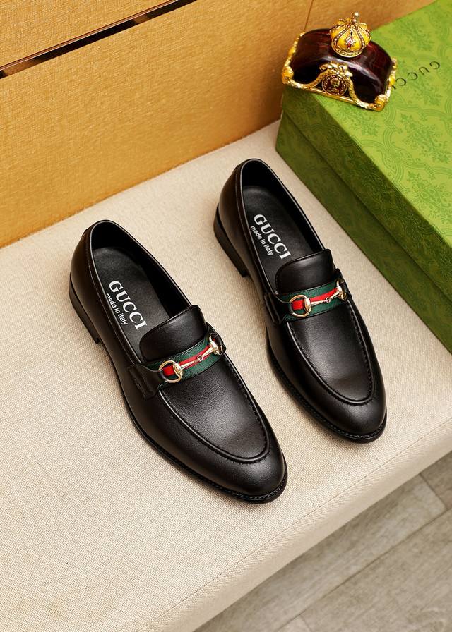 商品商标：GUCCI 古驰 休闲皮鞋 正码码数: 39-44 38.45.46订制 商品材料：精选 进口头层小牛皮鞋面+原版五金扣，进口羊皮内里。强烈立体视觉效