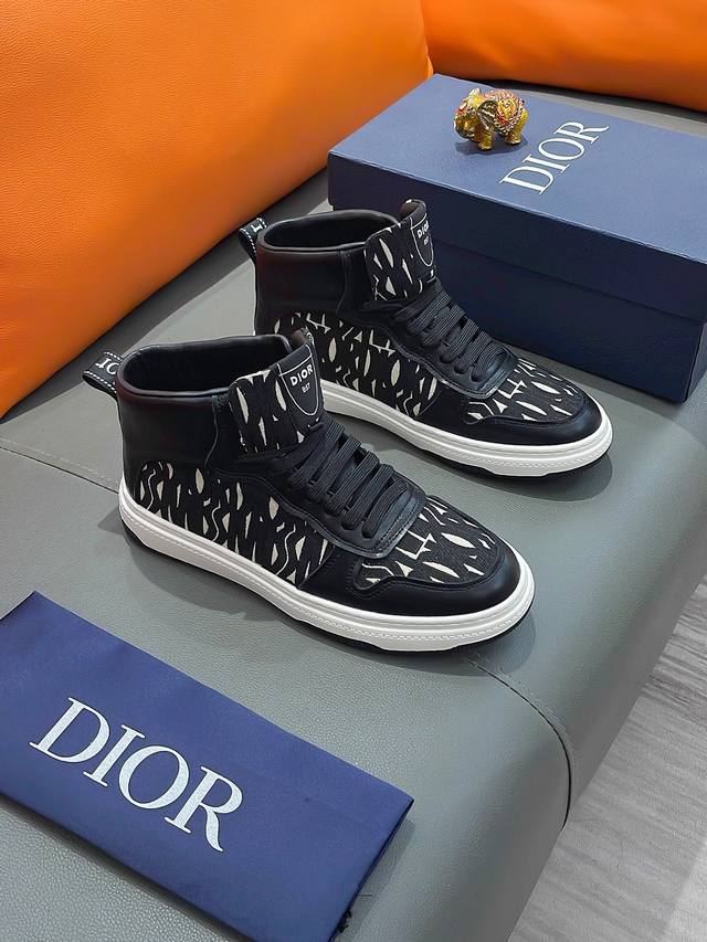 商品名称：DIOR 迪奥 正规码数: 38-44 高帮鞋 商品材料：精选 牛皮鞋面，柔软羊皮内里；原厂大底。