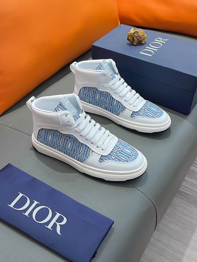 商品名称：DIOR 迪奥 正规码数: 38-44 高帮鞋 商品材料：精选 牛皮鞋面，柔软羊皮内里；原厂大底。