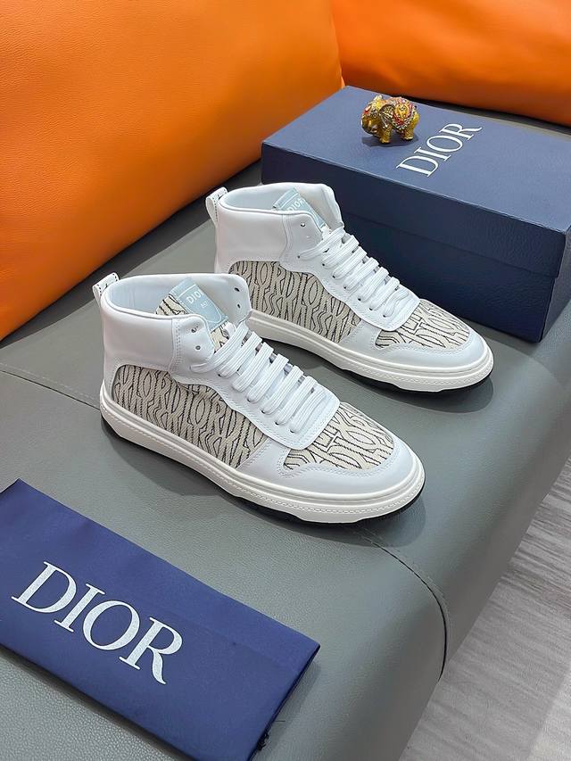 商品名称：DIOR 迪奥 正规码数: 38-44 高帮鞋 商品材料：精选 牛皮鞋面，柔软羊皮内里；原厂大底。