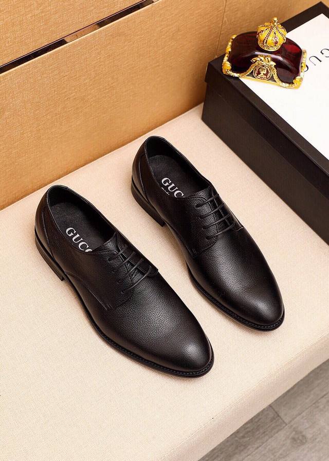 商品商标：GUCCI 古驰 休闲商务皮鞋 正码码数: 39-44 38.45.46订制 商品材料：精选 进口头层荔枝纹小牛皮鞋面，进口羊皮内里。强烈立体视觉效果