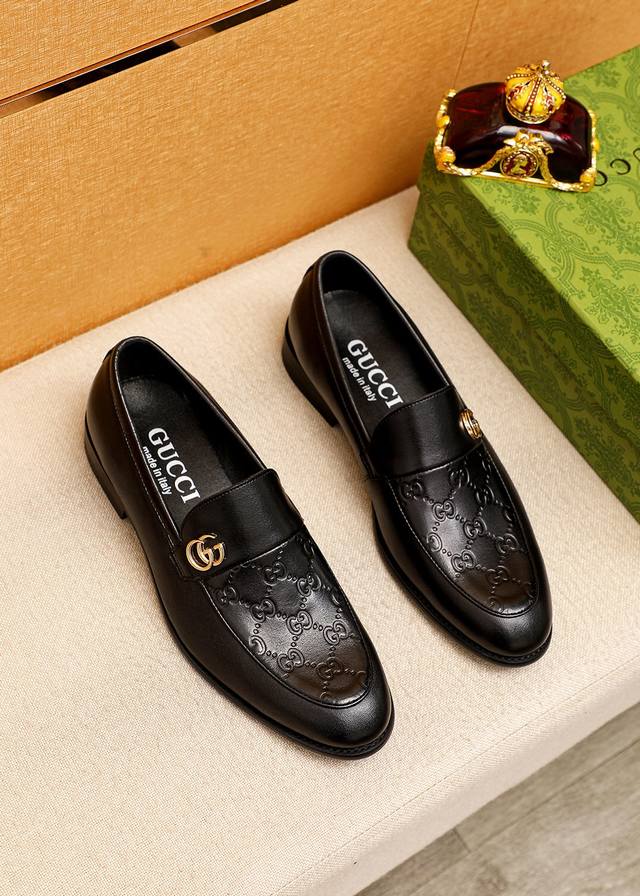 商品商标：GUCCI 古驰 休闲皮鞋 正码码数: 39-44 38.45.46订制 商品材料：精选 进口头层小牛皮压花鞋面+奢华五金扣，进口羊皮内里。强烈立体视