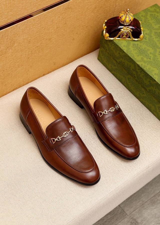 商品商标：GUCCI 古驰 休闲皮鞋 正码码数: 38-44 45订制 商品材料：精选 进口头层小牛皮鞋面+经典五金扣，进口水染牛皮内里。强烈立体视觉效果，原版