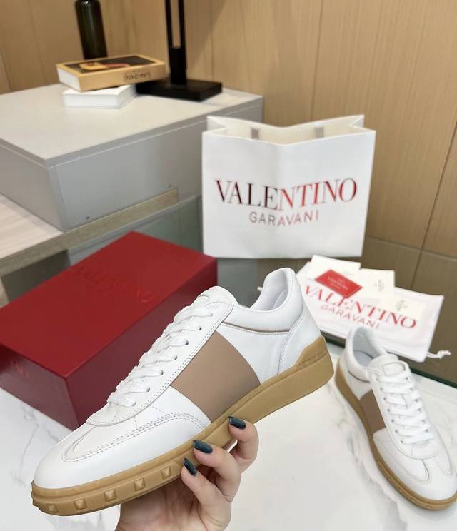 原单品质 市场顶级版本 VALENTINO 华伦天奴 最新时装周走秀 情侣 款 ，独特设计时尚一族特现脚瘦一款百塔的时尚产品 面料：鞋头采用高丝光三角纹牛皮与A