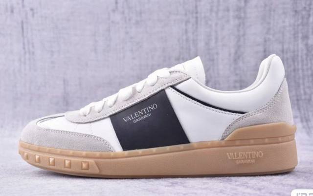 原单品质 市场顶级版本 VALENTINO 华伦天奴 最新时装周走秀 情侣 款 ，独特设计时尚一族特现脚瘦一款百塔的时尚产品 面料：鞋头采用高丝光三角纹牛皮与A