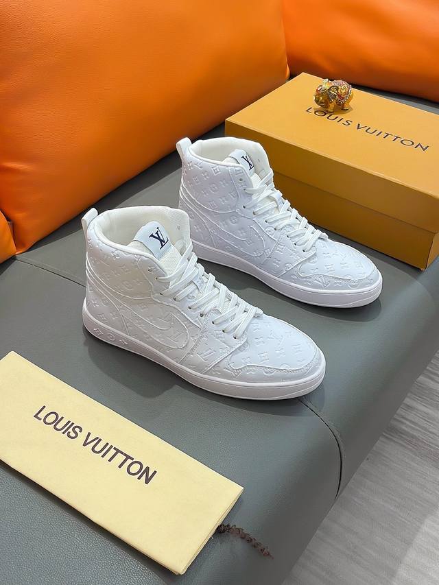 商品名称：LOUIS VUITTON 路易 威登 正规码数: 38-44 高帮鞋 商品材料：精选 牛皮鞋面，柔软绒毛内里；原厂大底。