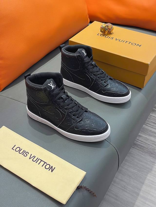 商品名称：LOUIS VUITTON 路易 威登 正规码数: 38-44 高帮鞋 商品材料：精选 牛皮鞋面，柔软绒毛内里；原厂大底。