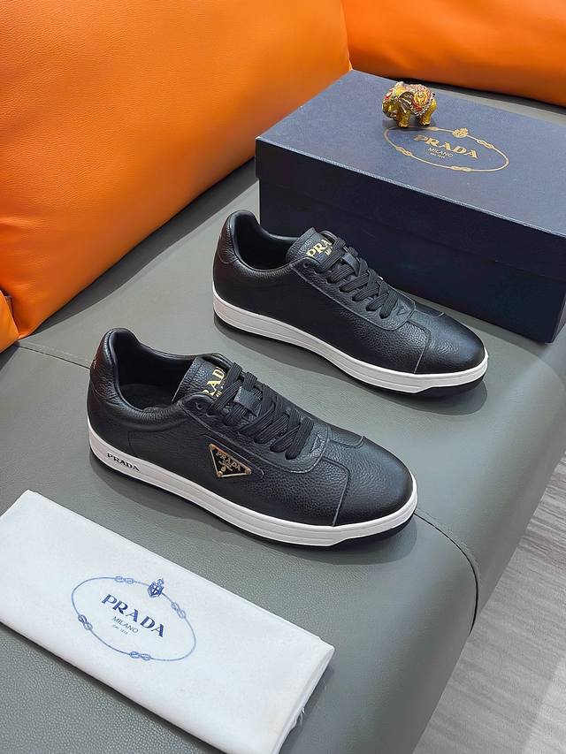 商品名称：PRADA 普拉达 正规码数: 38-44 休闲鞋 商品材料：精选 牛皮鞋面，柔软羊皮垫脚，原厂特供大底。