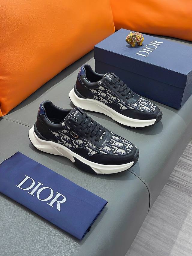 商品名称：DIOR 迪奥 正规码数: 38-44 休闲鞋 商品材料：精选 牛皮鞋面，柔软羊皮内里；原厂大底。