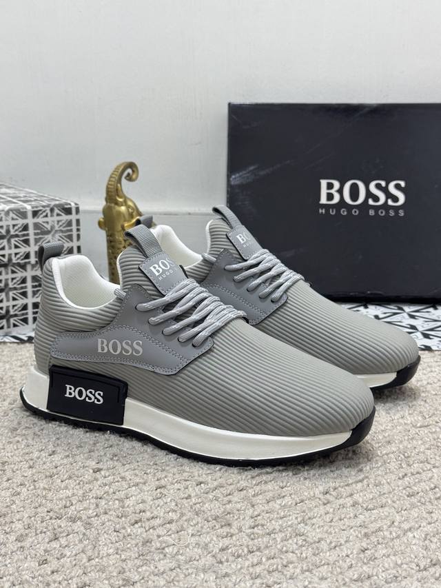 出厂价 实价 男士精品 BOSS 运动男鞋，以经典的设计成为永不落幕的时尚宠儿，经典的休闲造型。采用牛拼接布面，网布内里品牌专用大底，橡胶耐磨超轻大底，轻便，整