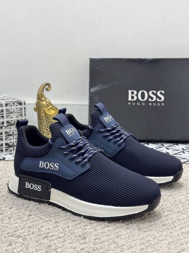 出厂价 实价 男士精品 BOSS 运动男鞋，以经典的设计成为永不落幕的时尚宠儿，经典的休闲造型。采用牛拼接布面，网布内里品牌专用大底，橡胶耐磨超轻大底，轻便，整