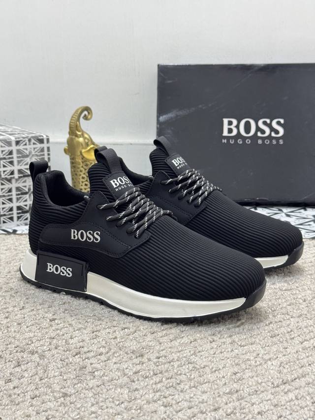 出厂价 实价 男士精品 BOSS 运动男鞋，以经典的设计成为永不落幕的时尚宠儿，经典的休闲造型。采用牛拼接布面，网布内里品牌专用大底，橡胶耐磨超轻大底，轻便，整