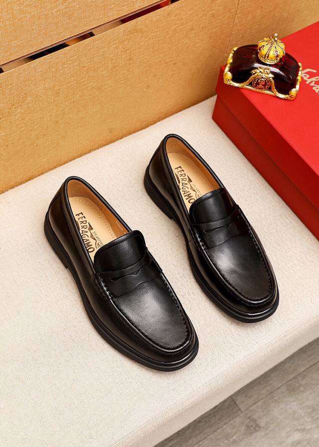 商品商标：Ferragamo 菲拉格慕 休闲皮鞋 正码码数: 38-44 45订制 商品材料：精选 进口头层小牛皮鞋面，进口水染牛皮内里。强烈立体视觉效果，原版