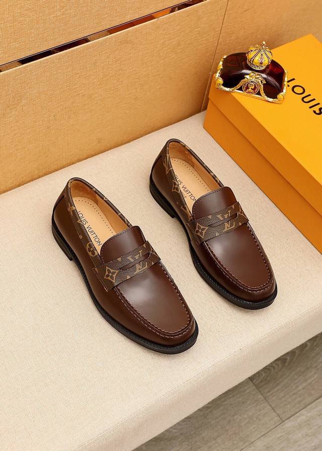 商品商标：LOUIS VUITTON 路易威登 休闲皮鞋 正码码数: 38-44 45订制 商品材料：精选 进口头层开边珠牛皮鞋面+奢华五金扣，进口头层牛皮内里