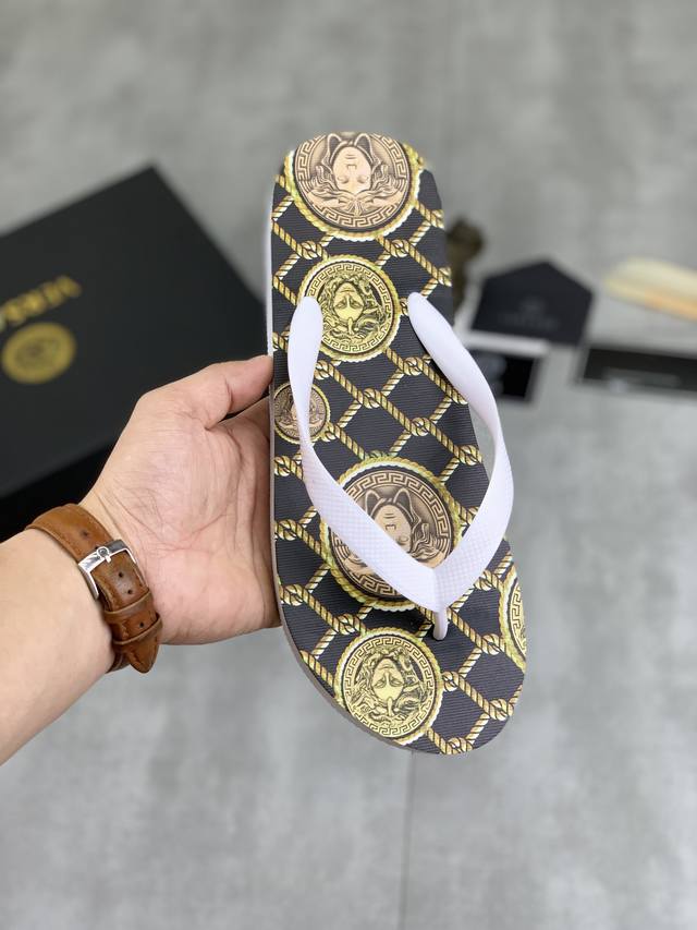 工厂价 实价 VERSACE 新款情侣范思哲休闲人字拖鞋，官网1:1、高品质 完美做工 透射出一种尊贵奢华，于古奇高端超凡工艺中升华其奢侈定义。码数：男女36-