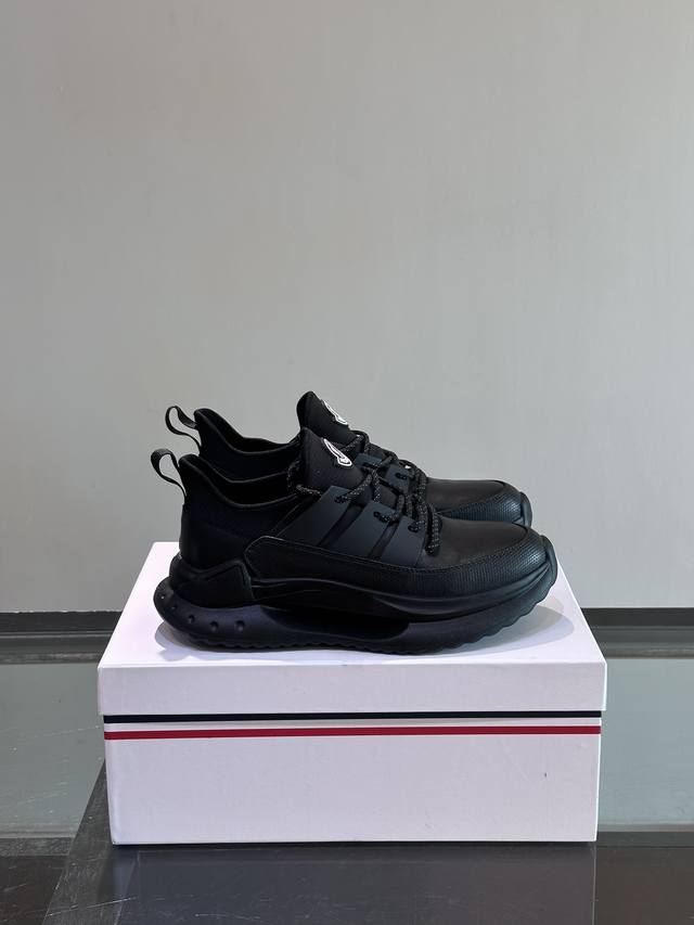 monc 蒙口 顶级P: 码数：39-44 38.45可定做 Moncler 蒙口男士系带休闲运动鞋，具有舒适防滑性能，采用一体成型进口飞织科技面料制成，兼备创