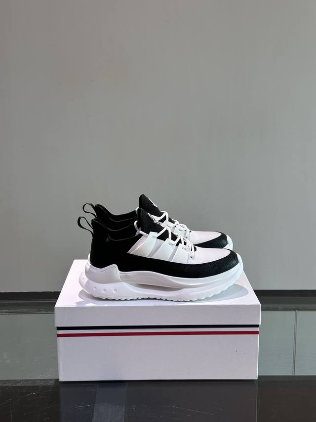 monc 蒙口 顶级P: 码数：39-44 38.45可定做 Moncler 蒙口男士系带休闲运动鞋，具有舒适防滑性能，采用一体成型进口飞织科技面料制成，兼备创