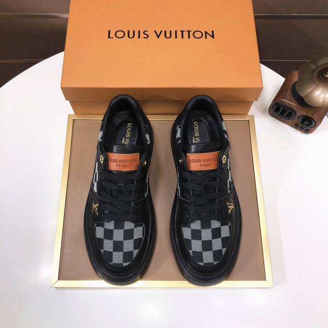 工厂 LOUIS VUITTON 原单跑量价 水染牛皮内里 新款LV路易威登 * 顶级版本 LV经典潮鞋！选用进口原版牛皮 水染牛皮内里.原版耐磨橡胶大底！高品