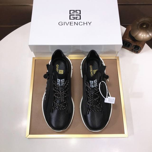 工厂 GIVENCHY.纪梵希 专柜同步发售鞋面：意大利进口品牌logo印花布匹 尽显奢华，透气猪皮内里加上双层组合，脚感舒适，鞋底：原厂特供气垫大底，轻便，舒