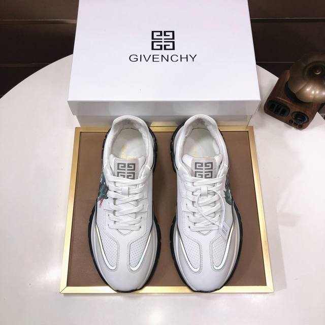 工厂 GIVENCHY.纪梵希 专柜同步发售鞋面：意大利进口品牌logo印花布匹 尽显奢华，透气猪皮内里加上双层组合，脚感舒适，鞋底：原厂特供气垫大底，轻便，舒