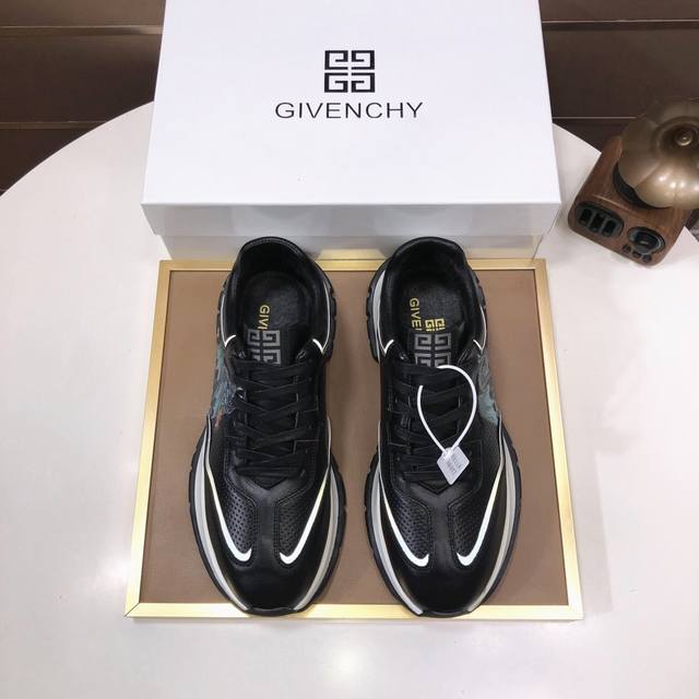 工厂 GIVENCHY.纪梵希 专柜同步发售鞋面：意大利进口品牌logo印花布匹 尽显奢华，透气猪皮内里加上双层组合，脚感舒适，鞋底：原厂特供气垫大底，轻便，舒