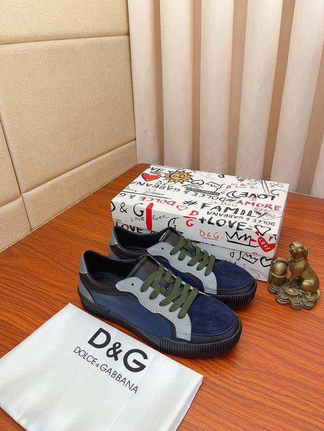 实价： DOLCE&GABBANA DG爆款官网原版1:1开模，原单品质做工精细，高端奢华原版牛皮鞋面，羊皮内里、原版橡胶耐磨防滑大底，穿着舒适、百搭款式，高街