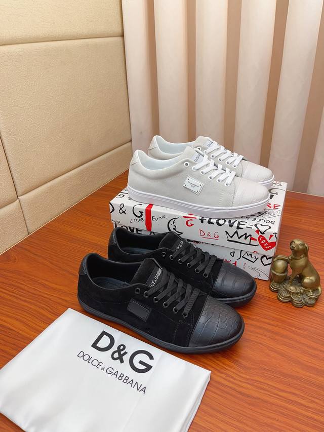 实价： DOLCE&GABBANA DG爆款官网原版1:1开模，原单品质做工精细，高端奢华原版牛皮鞋面，羊皮内里、原版橡胶耐磨防滑大底，穿着舒适、百搭款式，高街