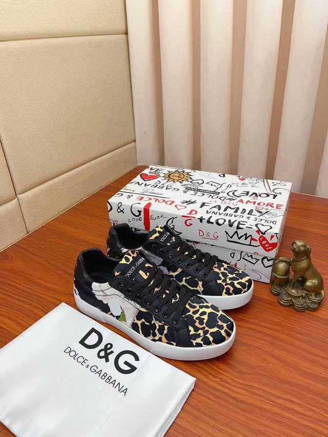 实价： DOLCE&GABBANA DG爆款官网原版1:1开模，原单品质做工精细，高端奢华原版牛皮鞋面，羊皮内里、原版橡胶耐磨防滑大底，穿着舒适、百搭款式，高街