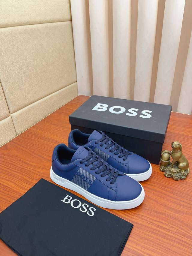 实价： boss 以经典的设计成为永不落幕的时尚宠儿，经典的休闲造型。鞋面采用顶级反绒皮搭配防水布 品牌logo点缀 彰显品牌魅力；头层真皮里品牌专用大底，耐磨