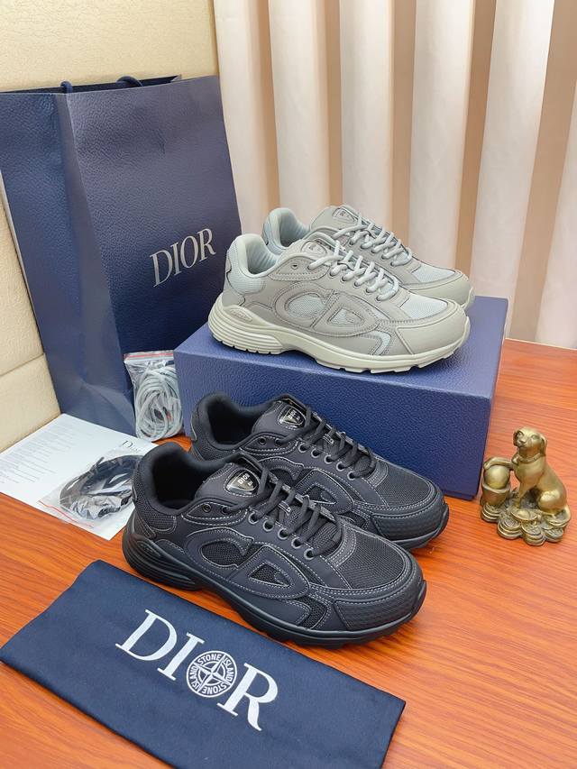 实价： DIOR 采用灰色网眼织物和白色科技面料精心制作，CD30”图形标志，鞋跟和鞋舌饰以“DIO～B30”和“CD30”标志。格外轻盈的雕刻效果橡胶鞋底搭配